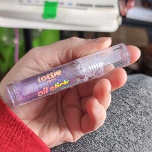 2/10🍀Lottie London Nourishing Lip Oil- Blueberry Kiss